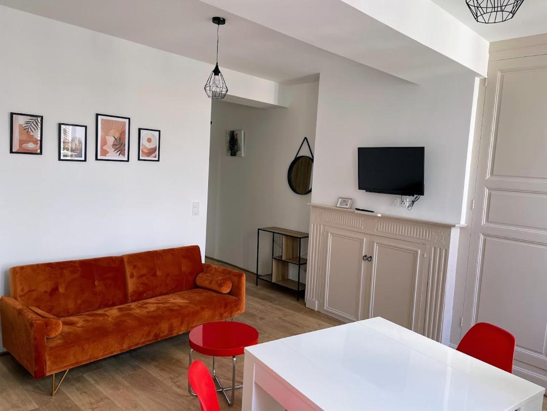 Le Colore- T2 Confortable Avec Vue Sur Nérac Exterior photo